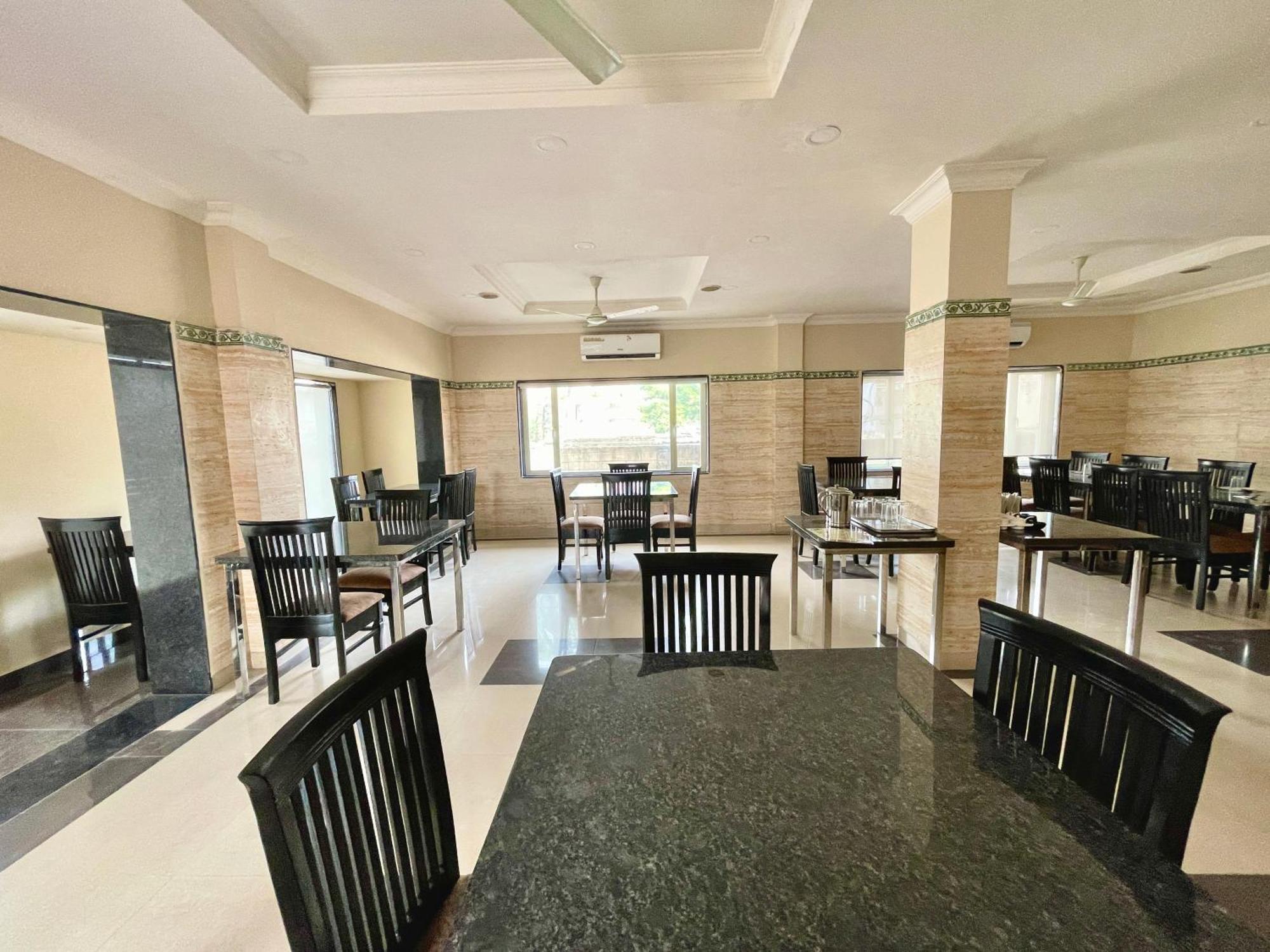 Hotel Rockbay, Puri Swimming-Pool, Near-Sea-Beach-And-Temple Fully-Air-Conditioned-Hotel With-Lift-And-Parking-Facility Εξωτερικό φωτογραφία