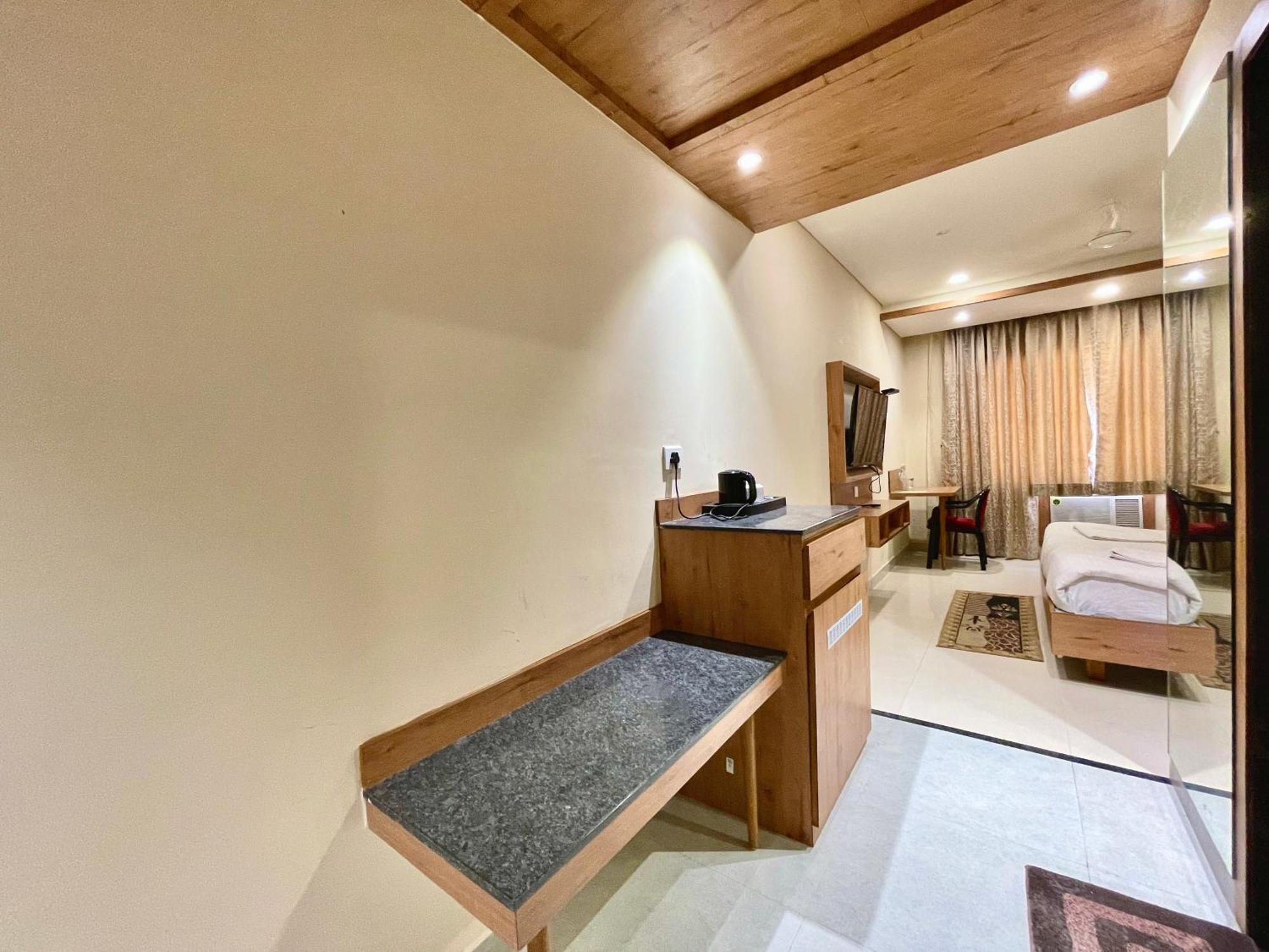 Hotel Rockbay, Puri Swimming-Pool, Near-Sea-Beach-And-Temple Fully-Air-Conditioned-Hotel With-Lift-And-Parking-Facility Εξωτερικό φωτογραφία