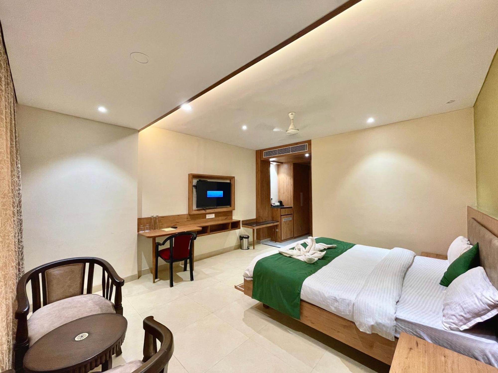 Hotel Rockbay, Puri Swimming-Pool, Near-Sea-Beach-And-Temple Fully-Air-Conditioned-Hotel With-Lift-And-Parking-Facility Εξωτερικό φωτογραφία