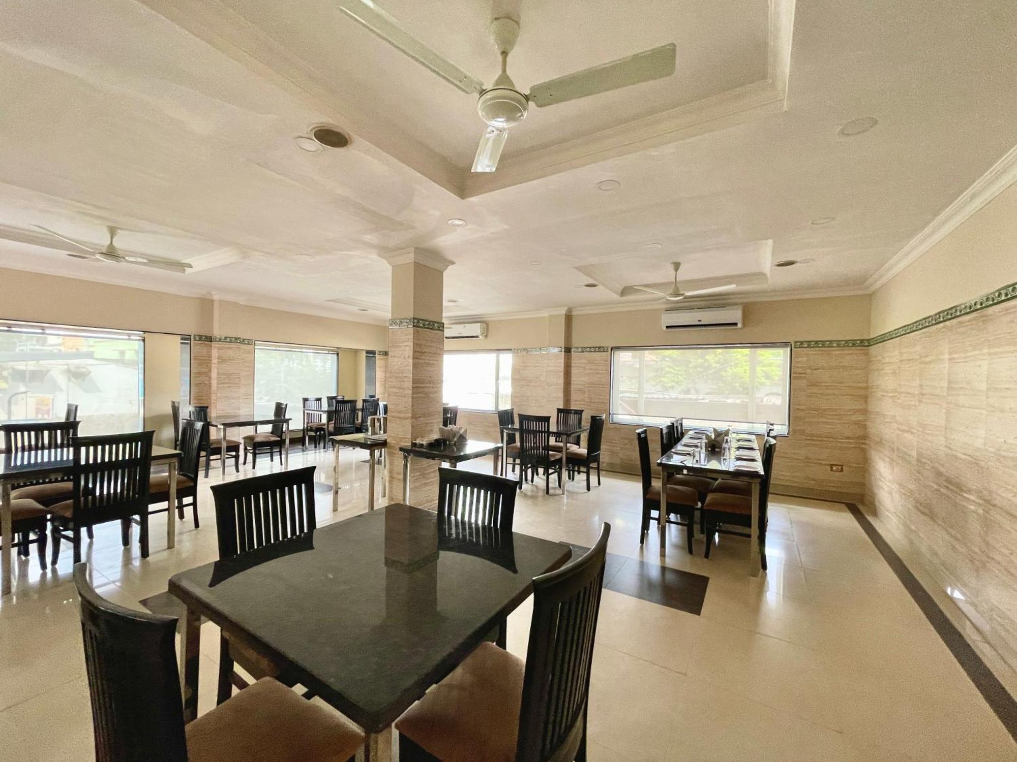 Hotel Rockbay, Puri Swimming-Pool, Near-Sea-Beach-And-Temple Fully-Air-Conditioned-Hotel With-Lift-And-Parking-Facility Εξωτερικό φωτογραφία