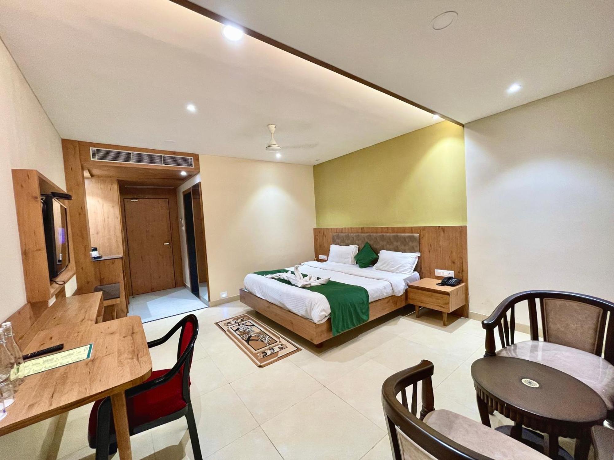 Hotel Rockbay, Puri Swimming-Pool, Near-Sea-Beach-And-Temple Fully-Air-Conditioned-Hotel With-Lift-And-Parking-Facility Εξωτερικό φωτογραφία