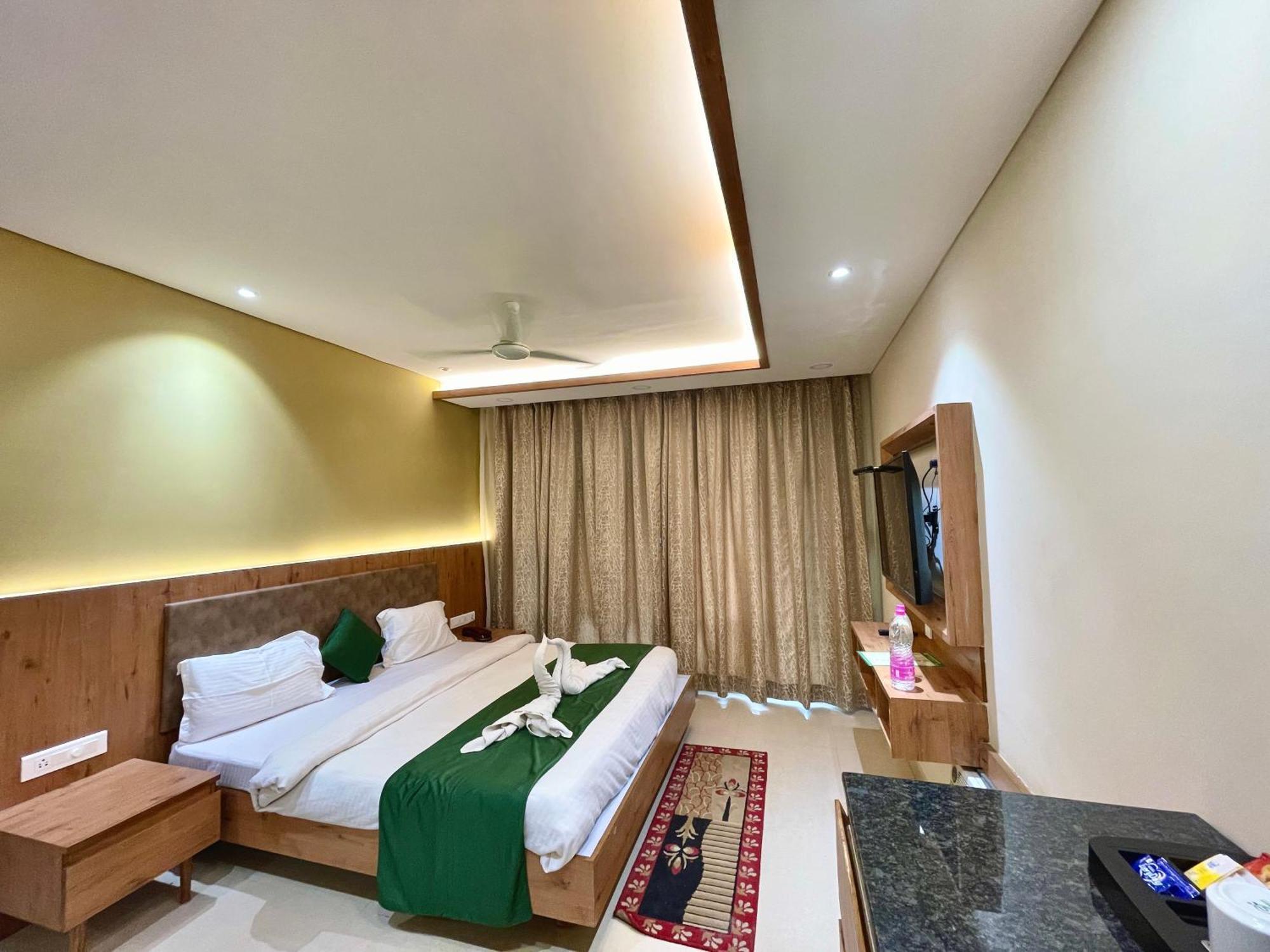 Hotel Rockbay, Puri Swimming-Pool, Near-Sea-Beach-And-Temple Fully-Air-Conditioned-Hotel With-Lift-And-Parking-Facility Εξωτερικό φωτογραφία