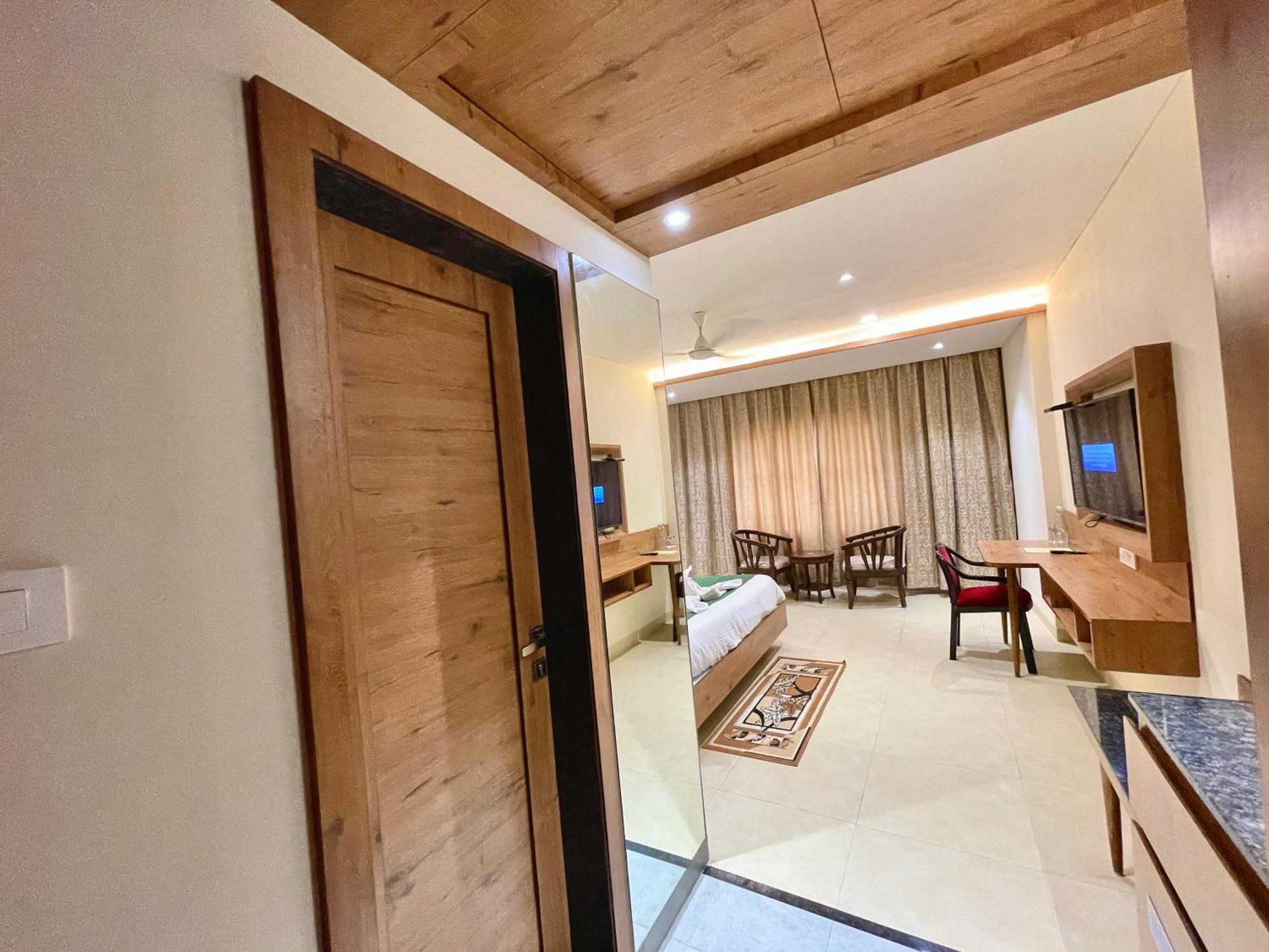 Hotel Rockbay, Puri Swimming-Pool, Near-Sea-Beach-And-Temple Fully-Air-Conditioned-Hotel With-Lift-And-Parking-Facility Εξωτερικό φωτογραφία