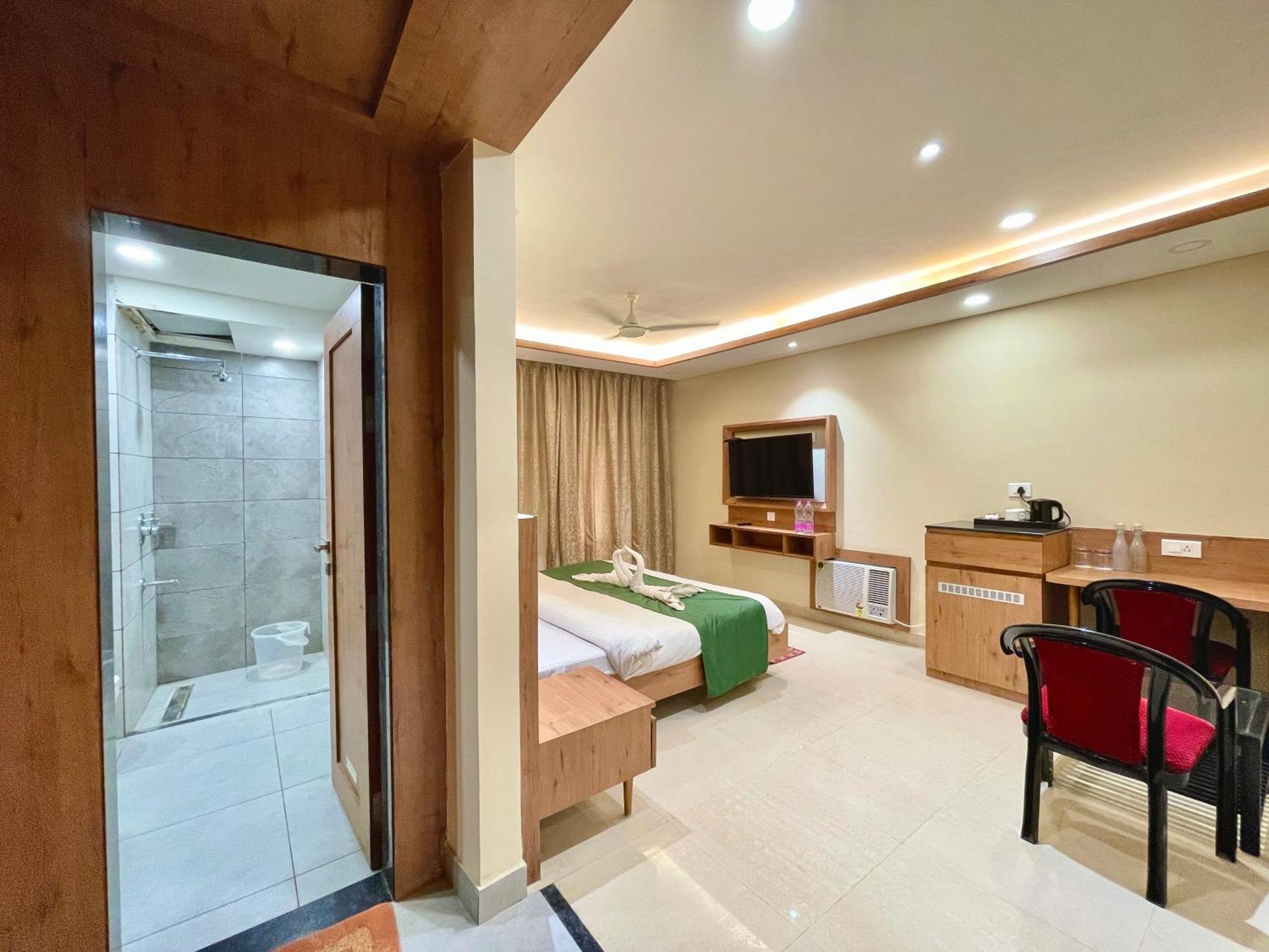 Hotel Rockbay, Puri Swimming-Pool, Near-Sea-Beach-And-Temple Fully-Air-Conditioned-Hotel With-Lift-And-Parking-Facility Εξωτερικό φωτογραφία