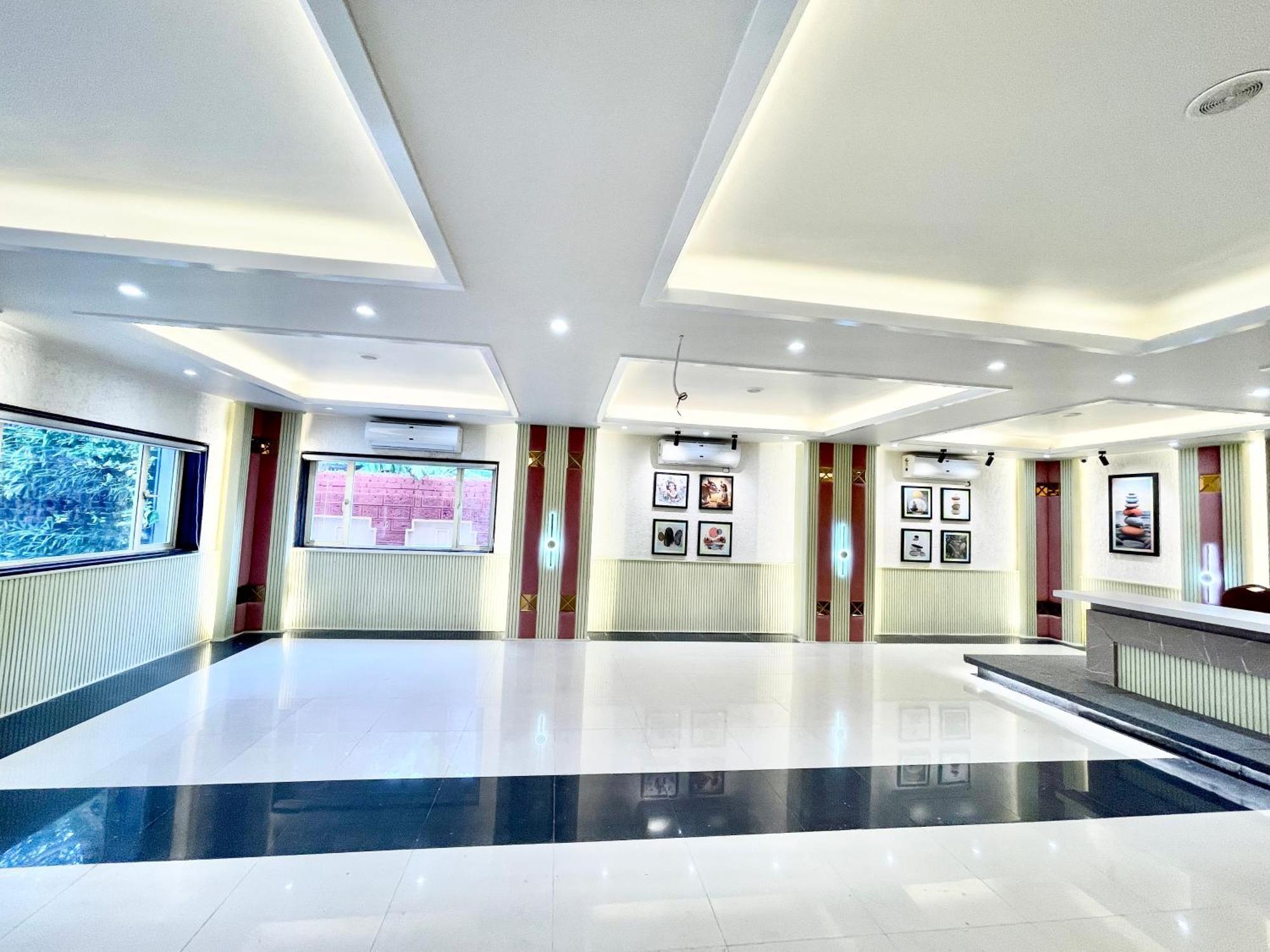 Hotel Rockbay, Puri Swimming-Pool, Near-Sea-Beach-And-Temple Fully-Air-Conditioned-Hotel With-Lift-And-Parking-Facility Εξωτερικό φωτογραφία